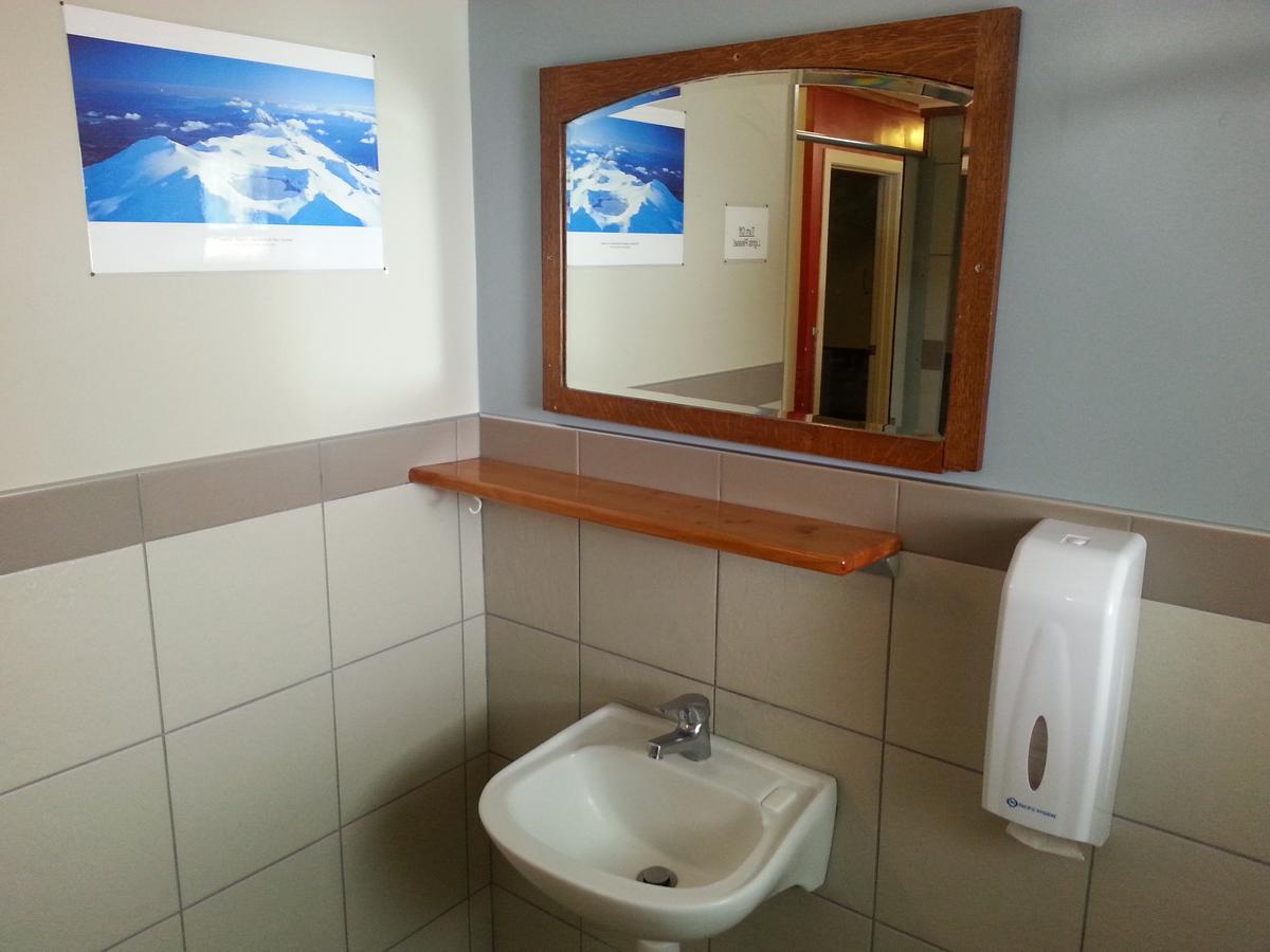 Riverstone Lodge Turangi Exterior foto A washbasin