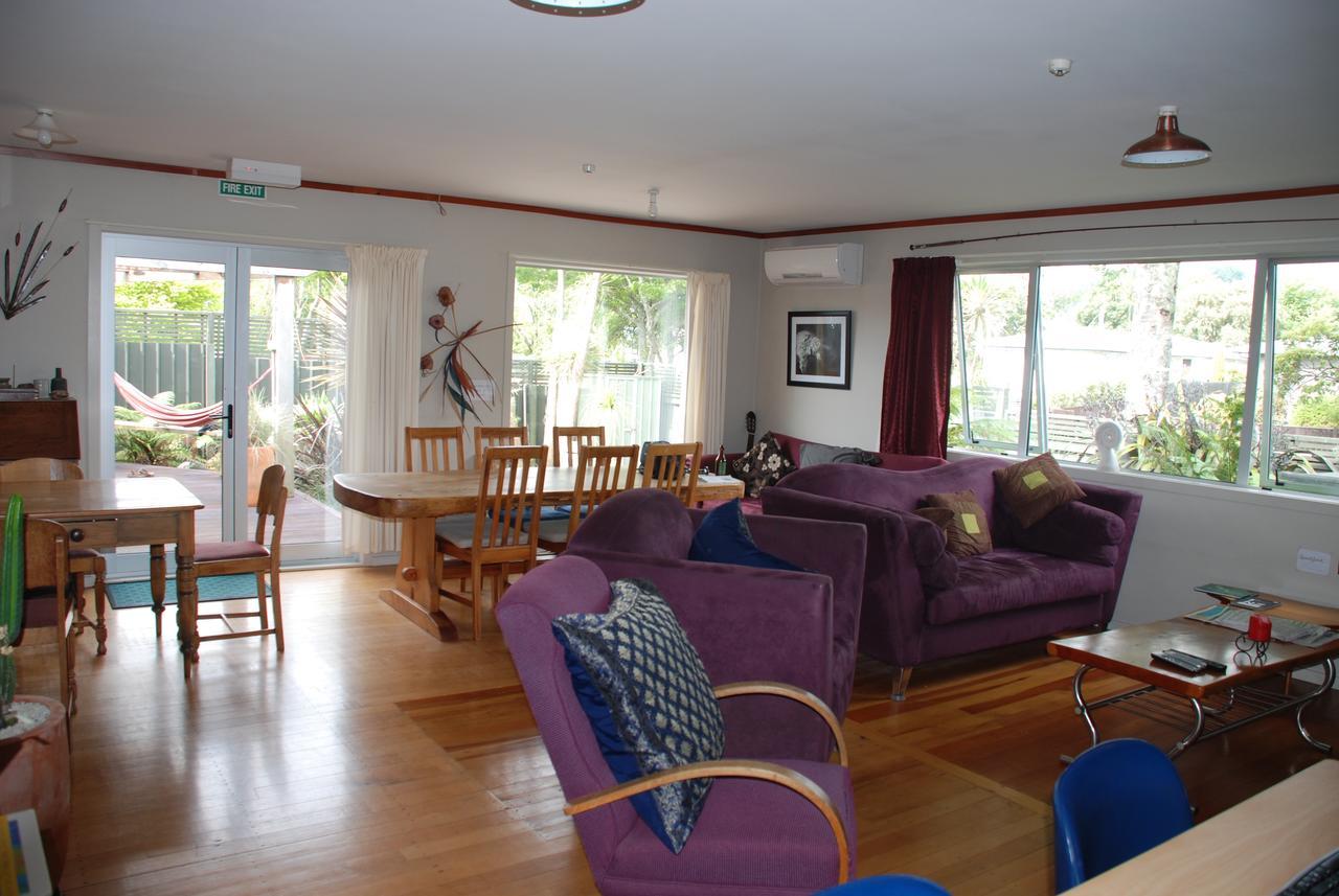 Riverstone Lodge Turangi Exterior foto A living room in a typical New Zealand home