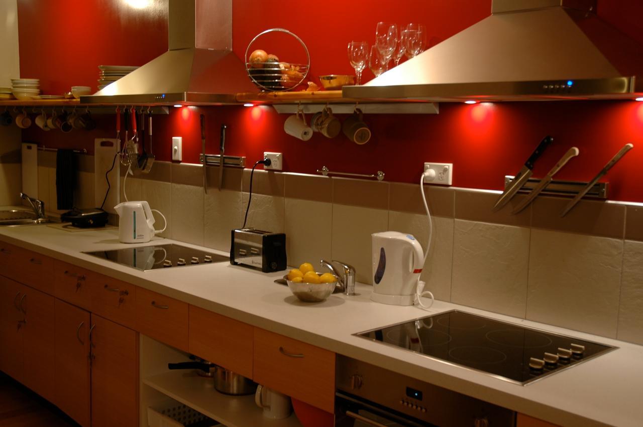 Riverstone Lodge Turangi Exterior foto A modern kitchen
