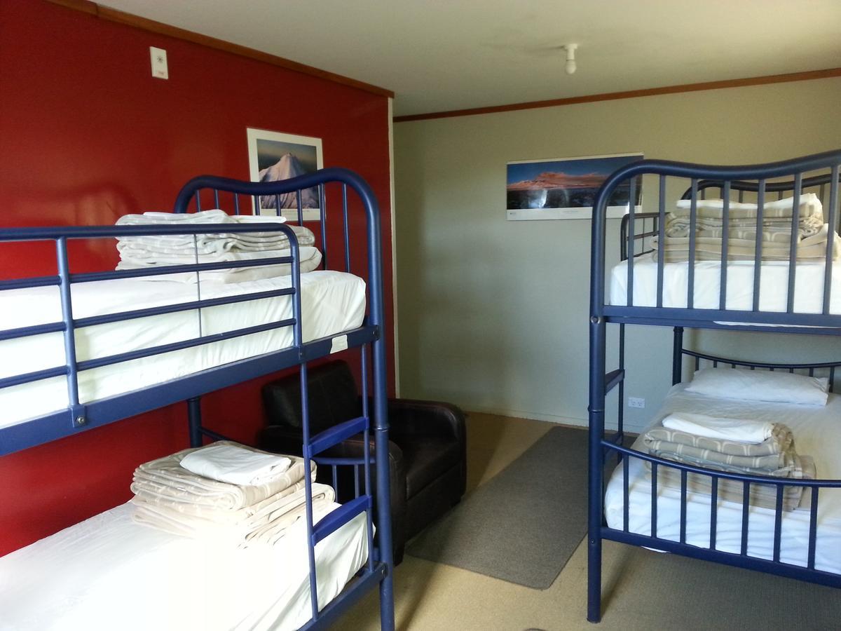 Riverstone Lodge Turangi Exterior foto A typical room at a backpackers' hostel in New Zealand